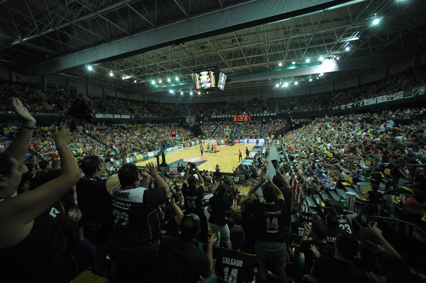 Fotos: La afición del Bilbao Basket vibra con su equipo en el regreso a la ACB