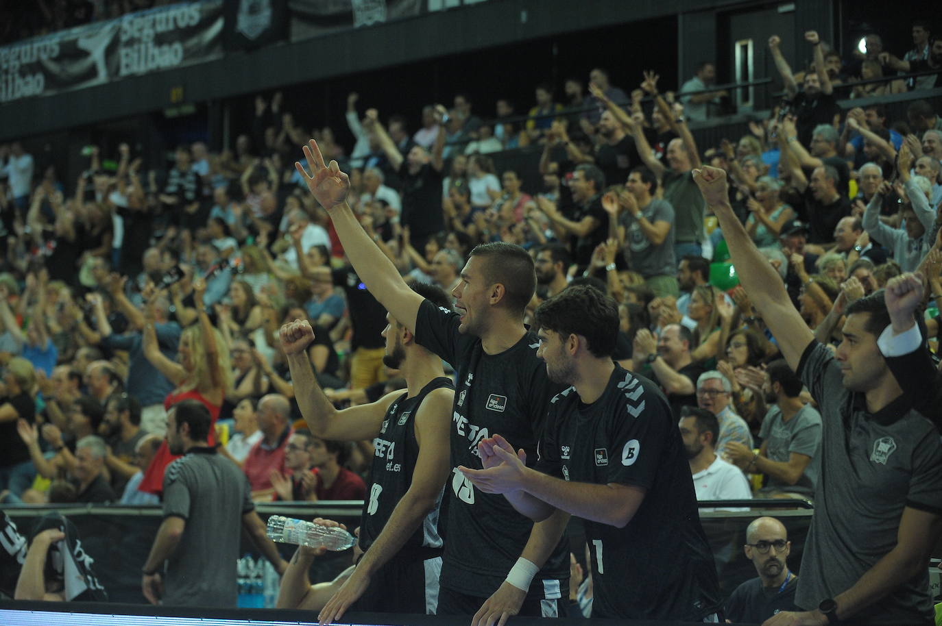 Fotos: La afición del Bilbao Basket vibra con su equipo en el regreso a la ACB