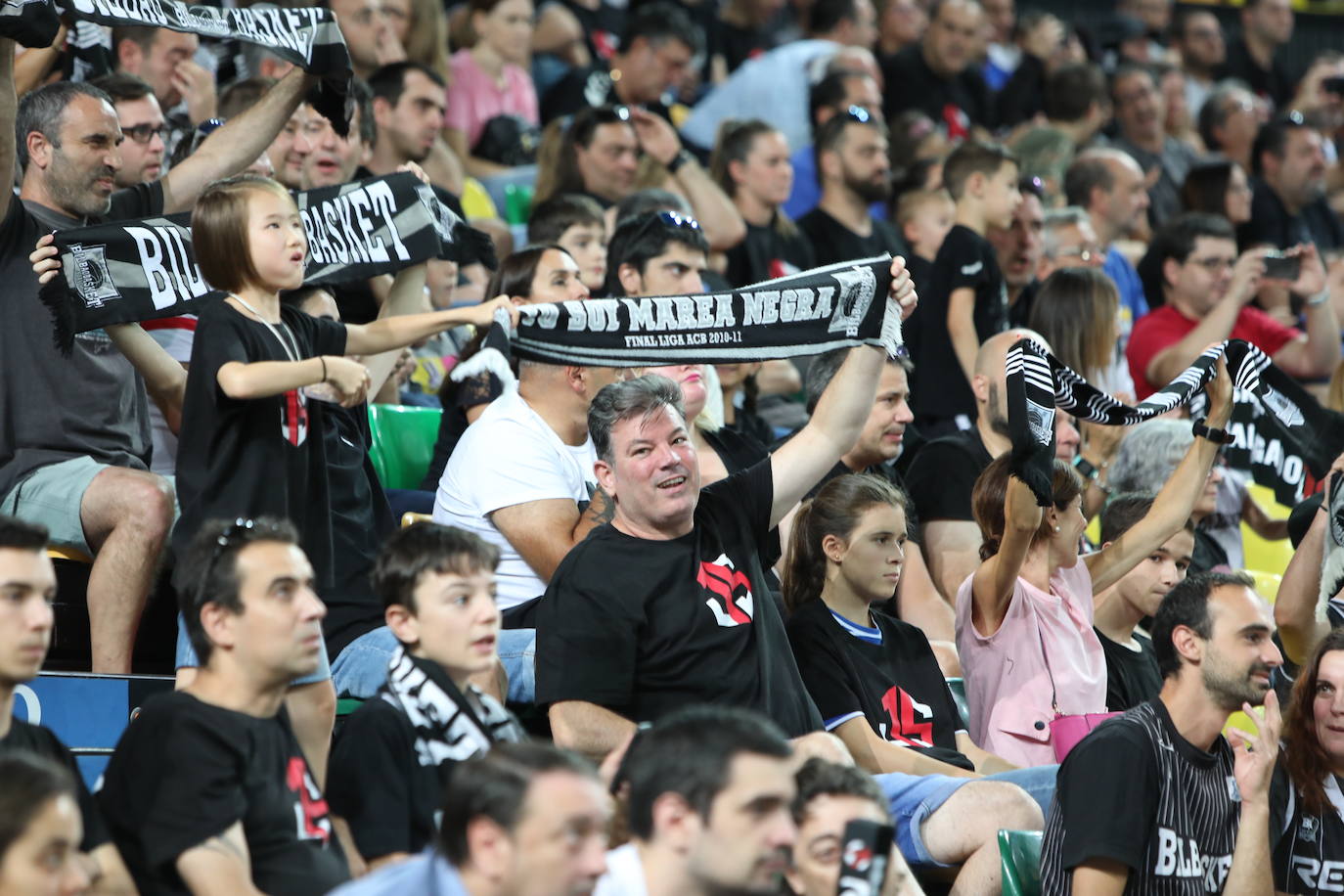 Fotos: La afición del Bilbao Basket vibra con su equipo en el regreso a la ACB