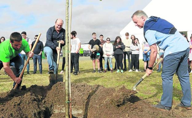 Iñigo Urkullu y Andoni Ortuzar participan en la plantación de un roble durante las primeras horas del Alderdi, que arrancó ayer.