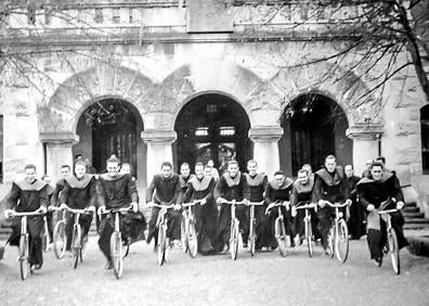 Imagen secundaria 1 - Desde el desayuno, los seminaristas del Redemptoris Mater abren las puertas de su rutina a EL CORREO. Debajo a la izquierda, fotografía de Schommer en el seminario en 1951. a la derecha, una pachanga para desconectar de la rutina.