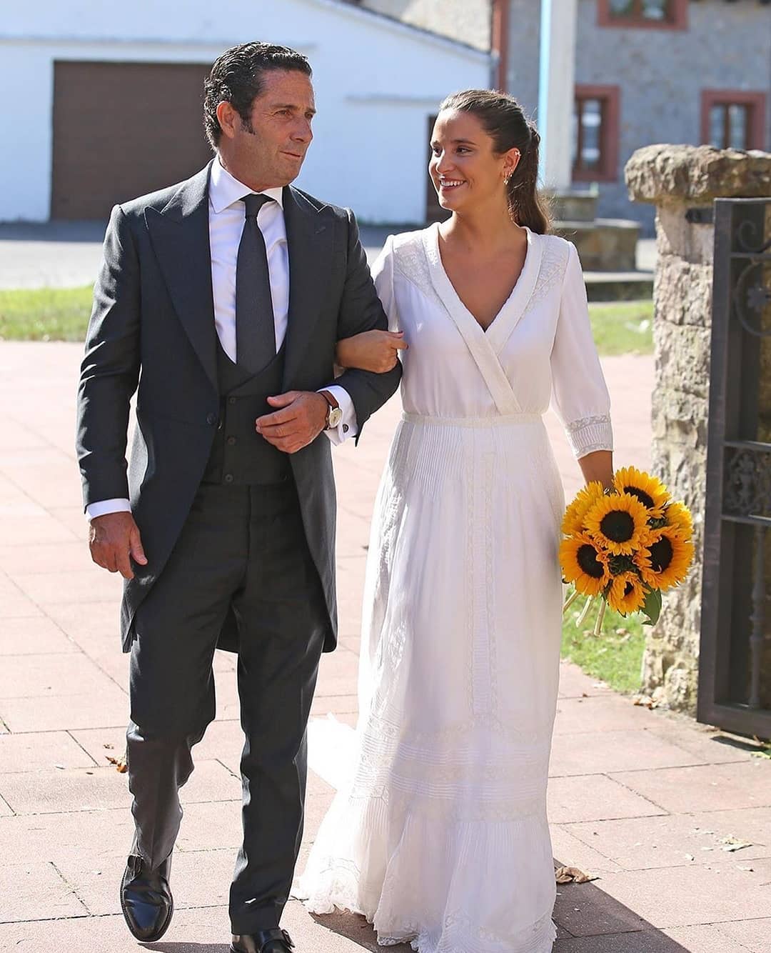 Teresa Andrés Gonzalvo y su amiga, Marta Lozano, llevaron unos diseños inspirados en estos dos iconos de la moda para asistir a la boda de Marta Pombo y Luis Gimeno