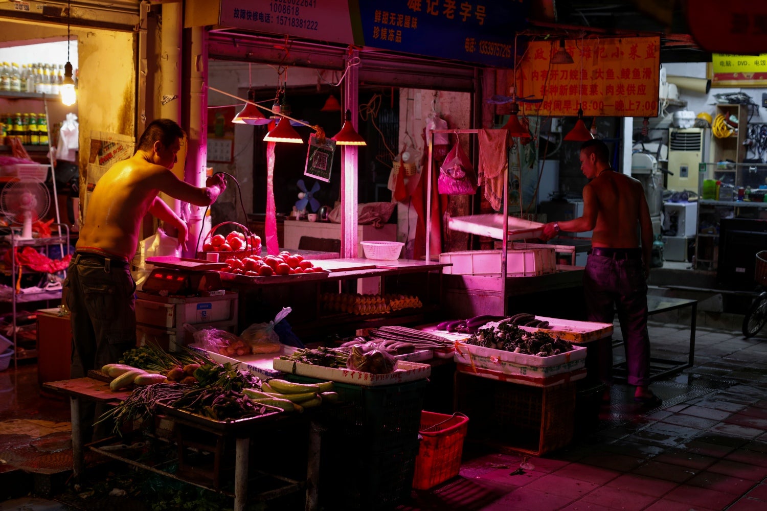 Hombres trabajan en un mercado en Yuexiu, Guanghzou, China