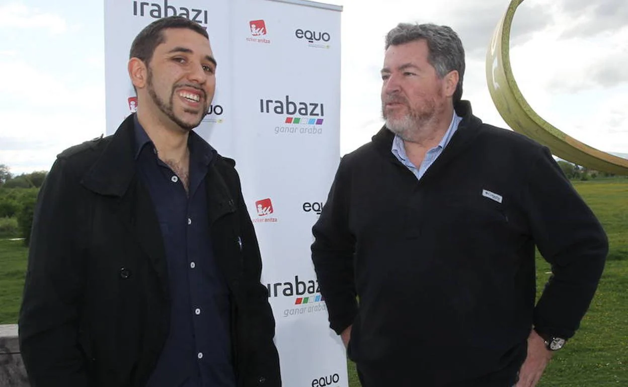 El concejal de Vitoria Óscar Fernández junto a Juan López de Uralde en la campaña de 2015