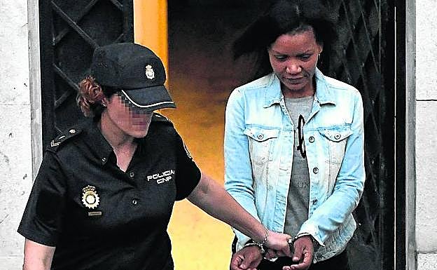 Ana Julia Quezada, esposada tras conocer el veredicto. 