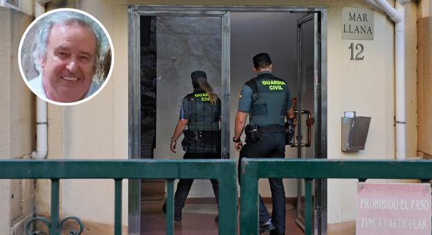 Dos agentes de la Guardia Civil entran en el edificio del macabro hallazgo.