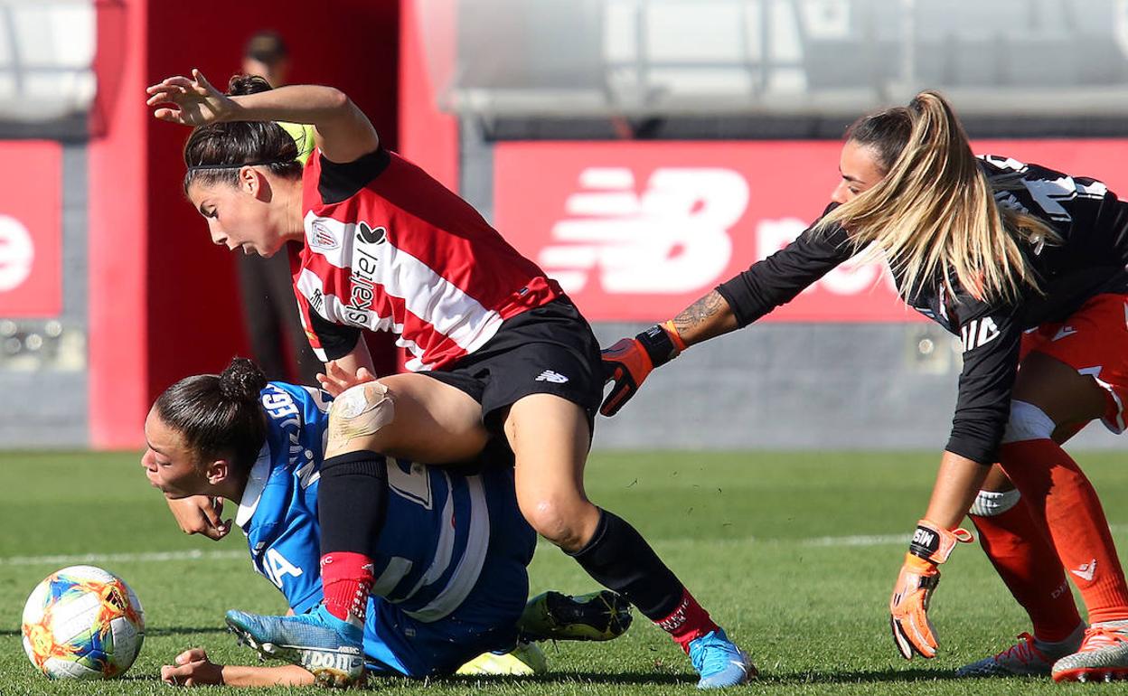 Lucía García, con el vendaje en su rodilla, tratando de zafarse de una defensa y de la portera rival. 