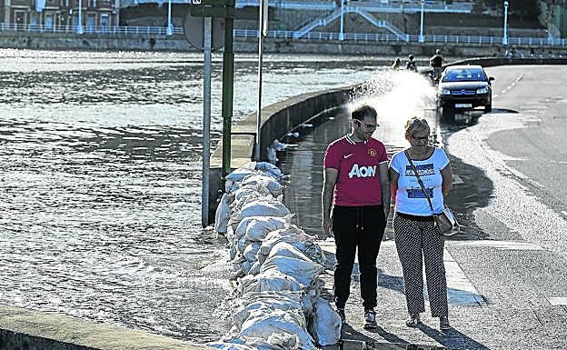 El agua avanzó hasta la mitad de la calle Ribera de Deusto poco antes de las seis de la tarde. 