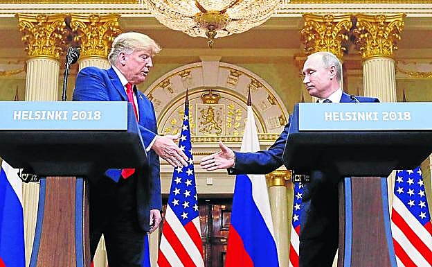 Donald Trump y Vladímir Putin se dan la mano durante la cumbre que les reunió en Helsinki.