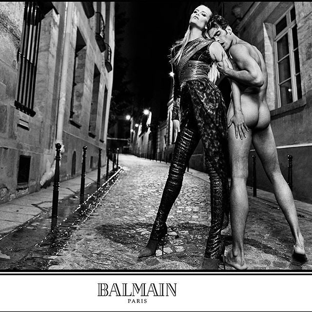 El modelo y actor bilbaíno vistió sus mejores galas para asistir al desfile de la firma francesa Balmain: un original traje con contrastes en blanco y negro