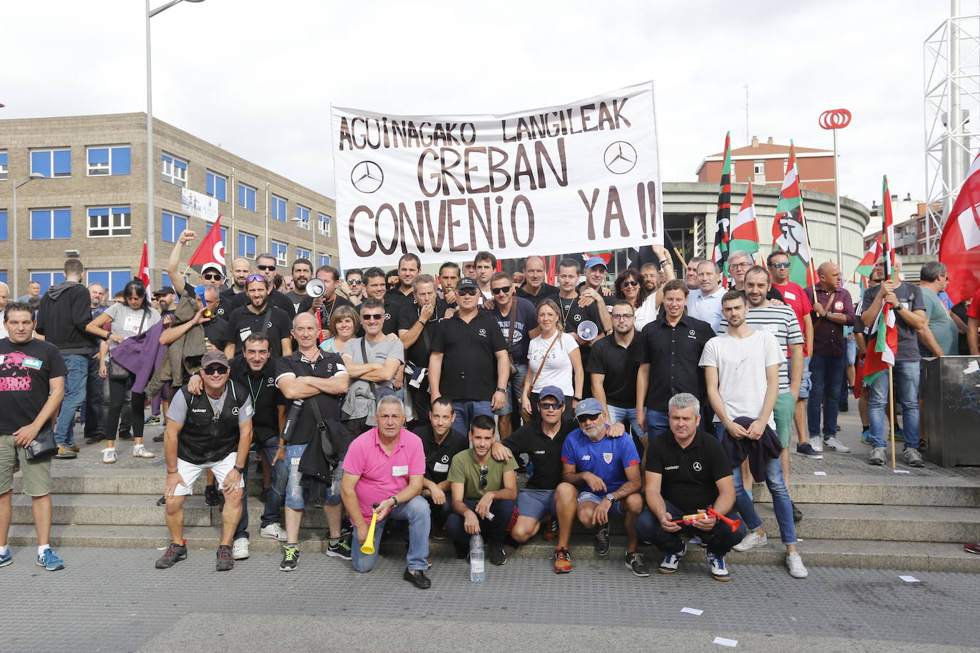 Miles de trabajadores han lanzado proclamas y dicen estar «indignados» por las palabras del lehendakari, Iñigo Urkullu, que acusó a las centrales de «falta de voluntad de acuerdo»