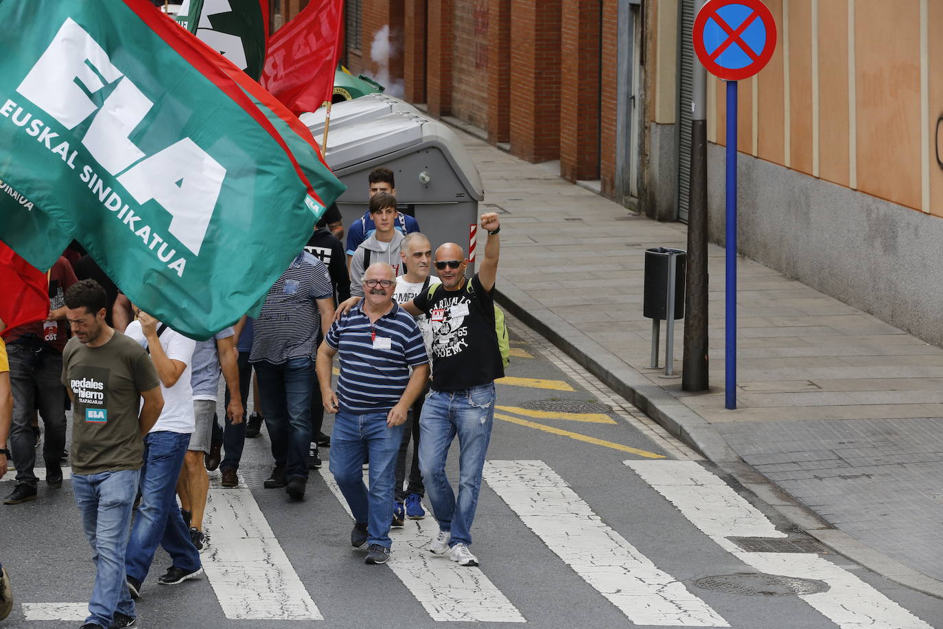 Miles de trabajadores han lanzado proclamas y dicen estar «indignados» por las palabras del lehendakari, Iñigo Urkullu, que acusó a las centrales de «falta de voluntad de acuerdo»