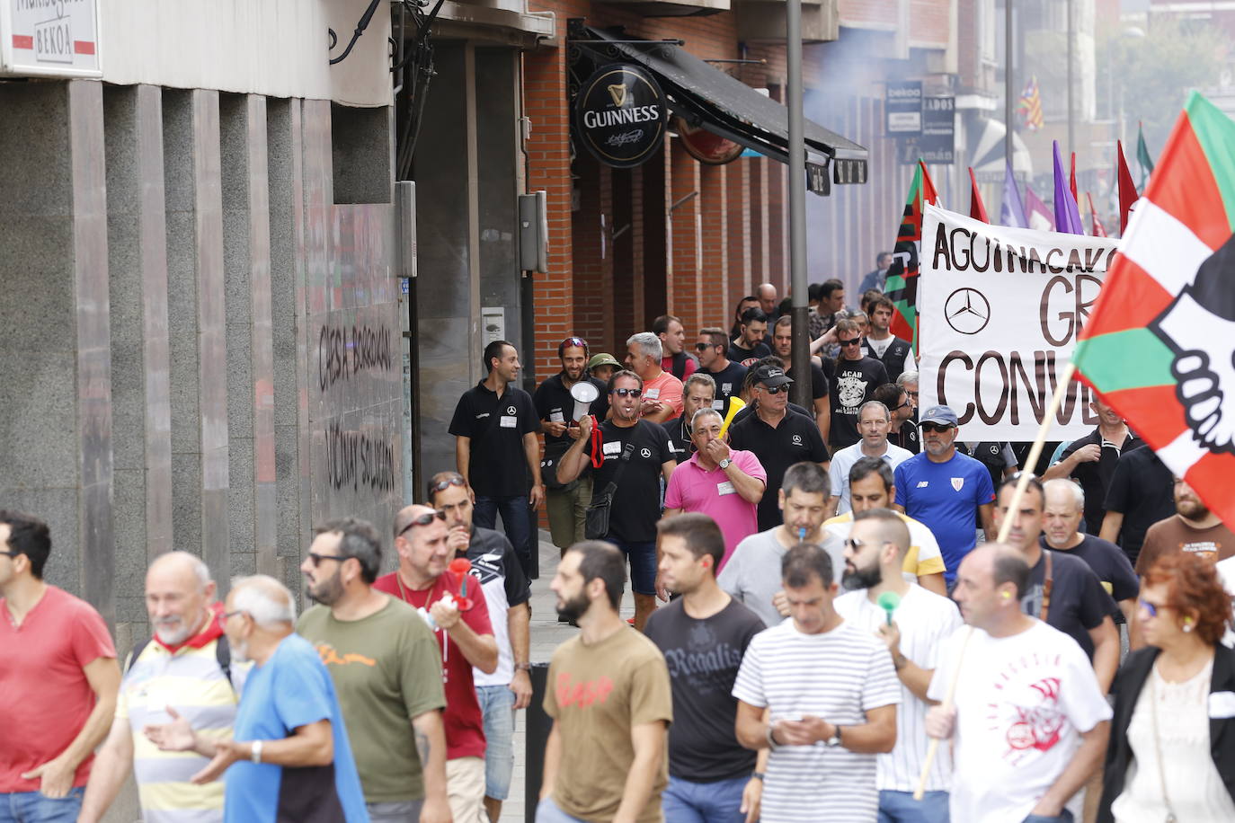 Miles de trabajadores han lanzado proclamas y dicen estar «indignados» por las palabras del lehendakari, Iñigo Urkullu, que acusó a las centrales de «falta de voluntad de acuerdo»