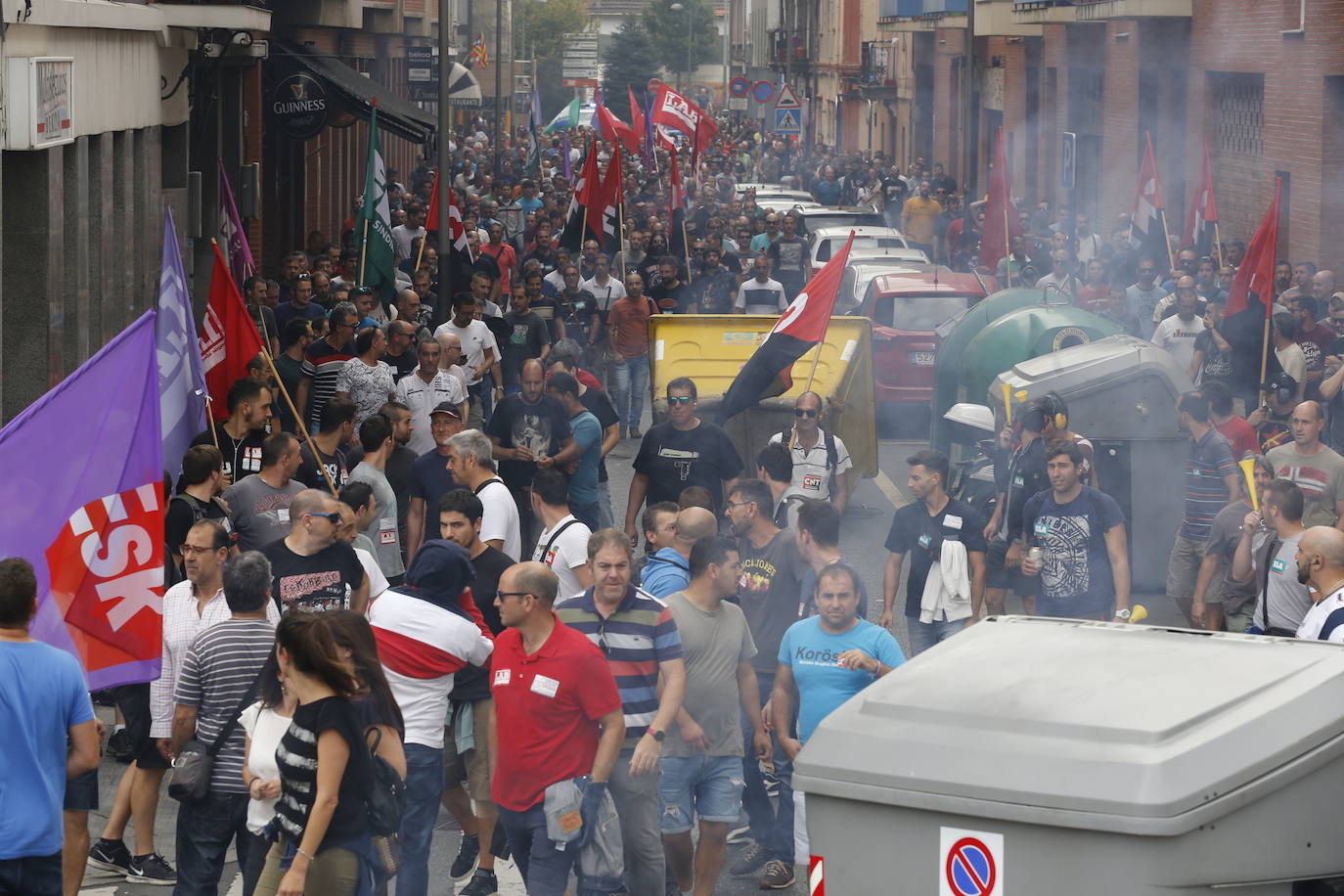 Miles de trabajadores han lanzado proclamas y dicen estar «indignados» por las palabras del lehendakari, Iñigo Urkullu, que acusó a las centrales de «falta de voluntad de acuerdo»