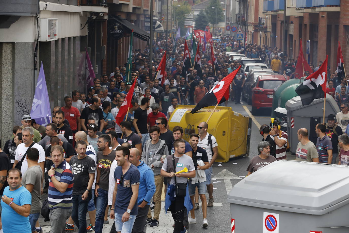 Miles de trabajadores han lanzado proclamas y dicen estar «indignados» por las palabras del lehendakari, Iñigo Urkullu, que acusó a las centrales de «falta de voluntad de acuerdo»