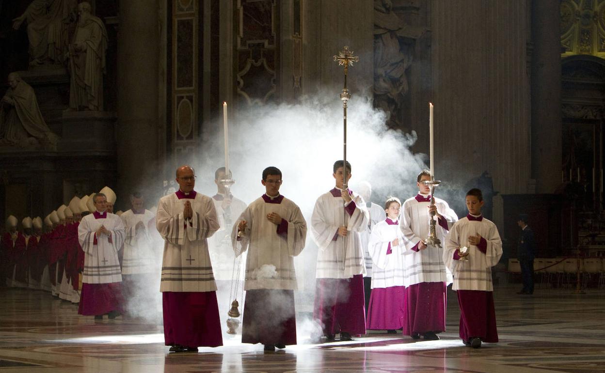 Un grupo de monaguillos participa en una misa oficiada por el Papa en el Vaticano.