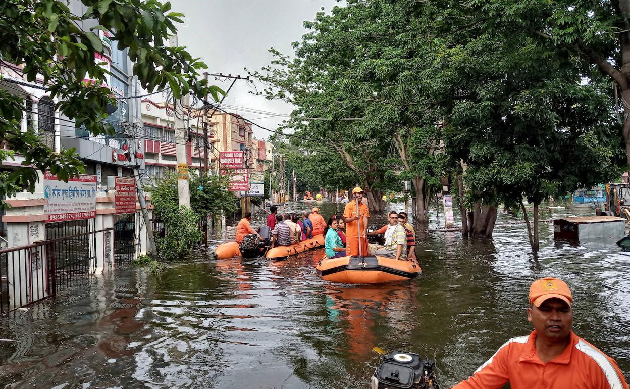 Los miembros del rescate evacuan a personas de un vecindario afectado por las inundaciones en Patna, en el estado oriental de Bihar, India.