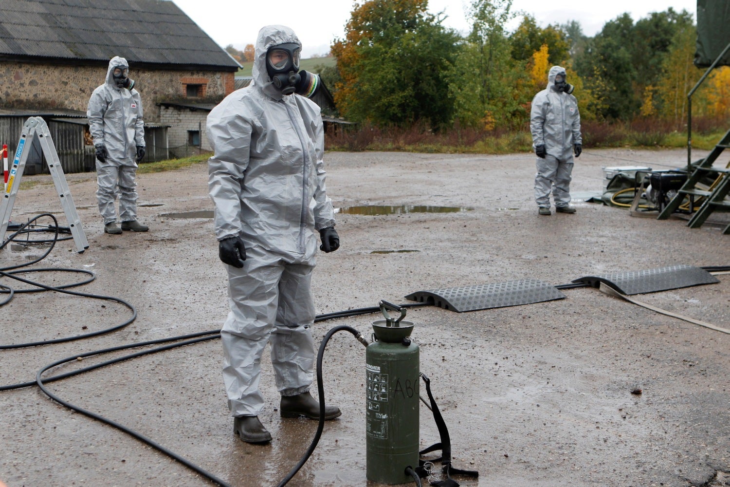 Especialistas de los equipos de emergencia lituanos participan en un simulacro de protección civil ante una posible emergencia nuclear o radiológica en una central nuclear, en la ciudad de Svencionys, Lituania. 