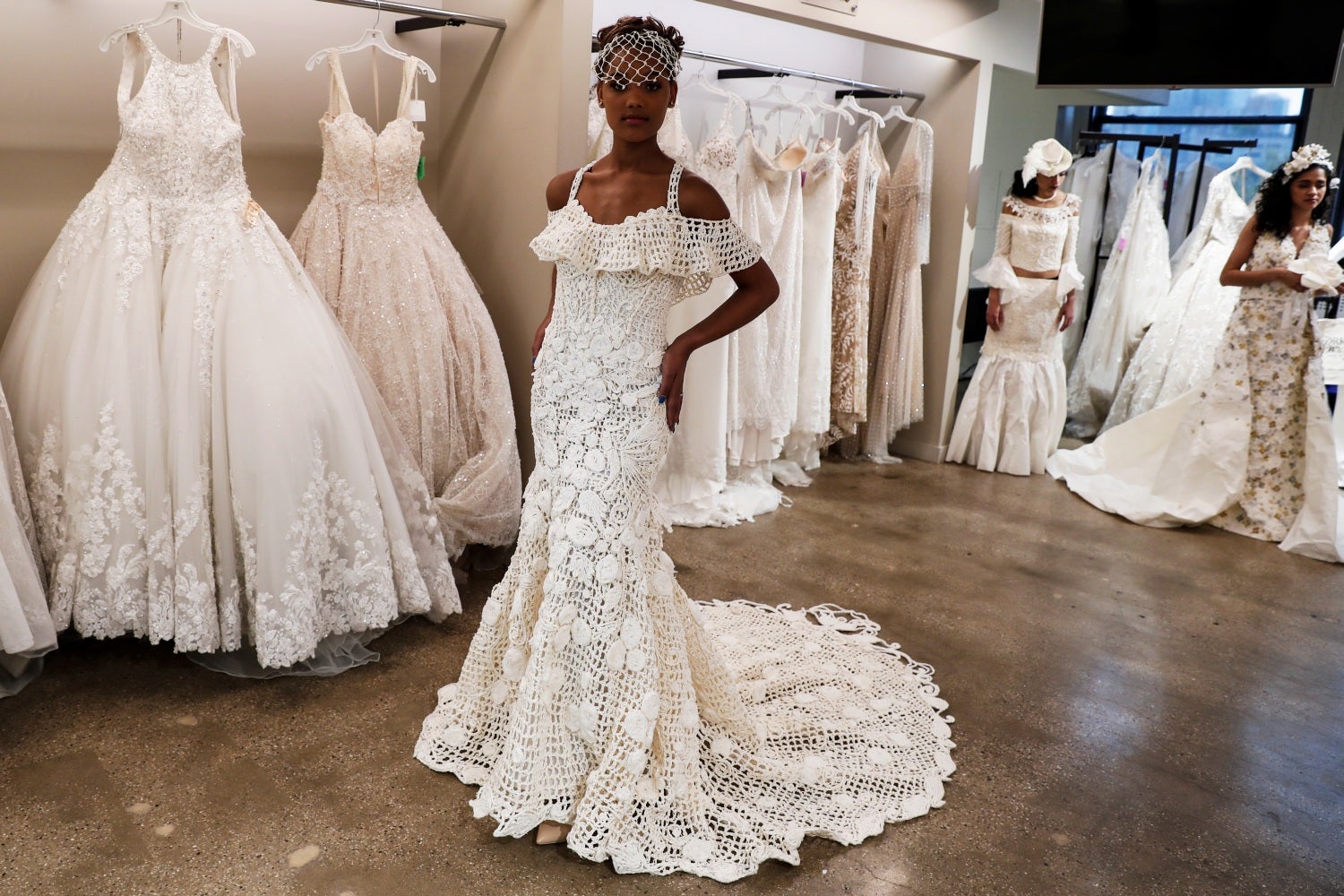 Una modelo presenta el vestido de novia ganador hecho de papel higiénico por la diseñadora Mimoza Haska llamada "Celestial Rose" después del 15º Concurso Anual de Vestido de Boda de Papel Higiénico en la ciudad de Nueva York, Nueva York, EE. UU