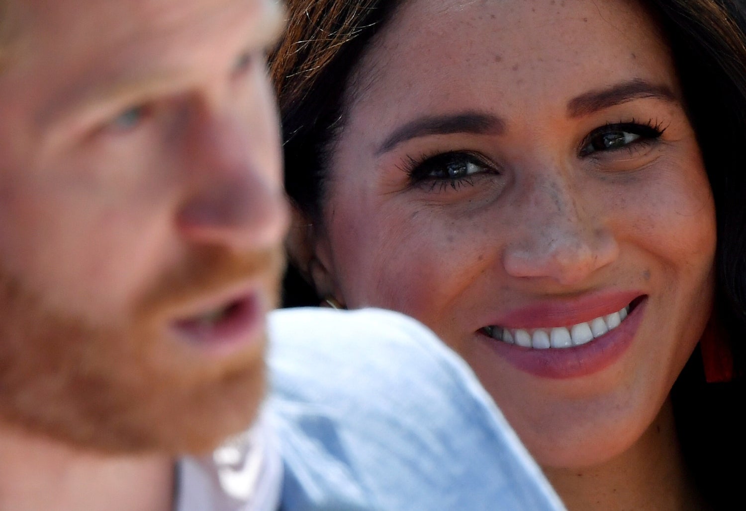 Meghan, duquesa de Sussex, observa cómo el príncipe Harry, duque de Sussex, pronuncia un discurso durante una visita al Centro de Servicios de Empleo Juvenil (YES) en el municipio de Tembisa, cerca de Johannesburgo, Sudáfrica