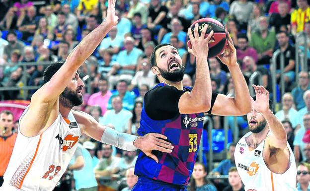 Nikola Mirotic toma ventaja hacia canasta frente a Toko Shengelia durante el duelo entre el Barcelona y el Baskonia disputado en el Palau el domingo pasado. 