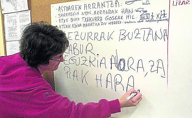 Una profesora imparte su clase en una ikastola de Llodio. LAB valora que el acuerdo representa importantes mejoras para las plantillas.