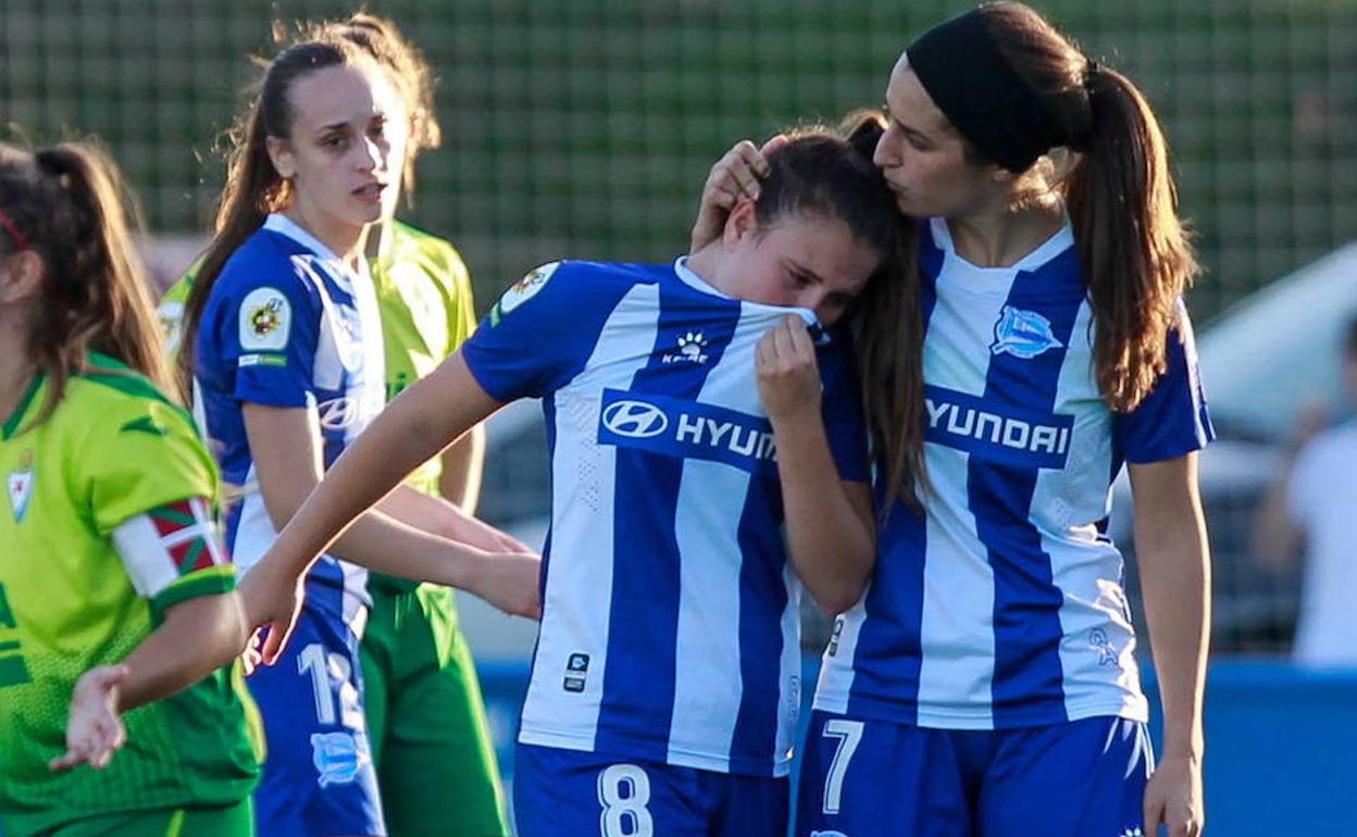 Ane Miren consolando a Emma Martín, que se marcha dolorida y lesionada. 