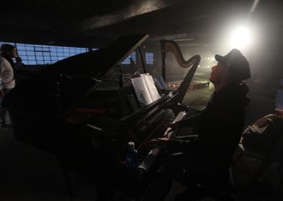 Imagen secundaria 1 - 1. El elenco de 'Lucia de Lammermoor' 2. Los coros se sustituyen por arreglos de piano y arpa 3. Los camerinos están instalados en dos plazas de garaje 