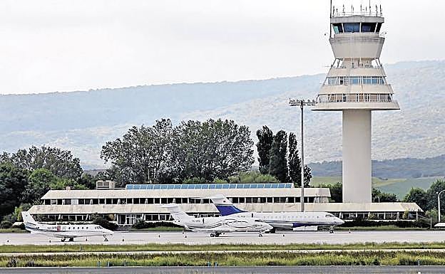 Varios jets en el aeropuerto de Foronda.