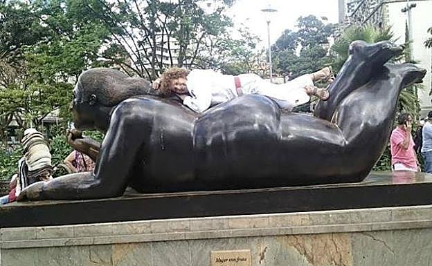 Carmen Solana sobre una de las esculturas de Fernando Botero en la ciudad de Medellín. 