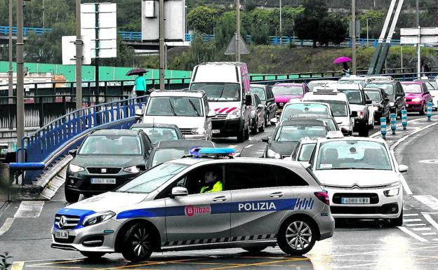 Puente de la Salve. La afluencia de vehículos por accesos alternativos a San Mamés causó retenciones en varias zonas.