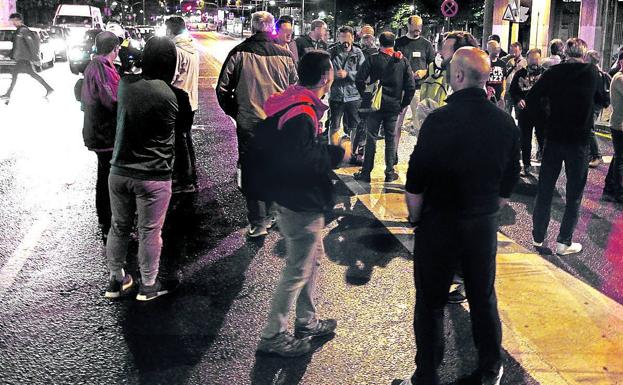 Huelguistas. El grupo que se concentró a la salida de los túneles de San Mamés de madrugada.