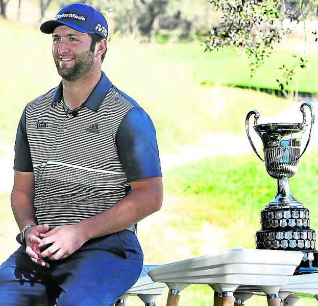 Rahm y el trofeo que espera reconquistar en el Open de España.