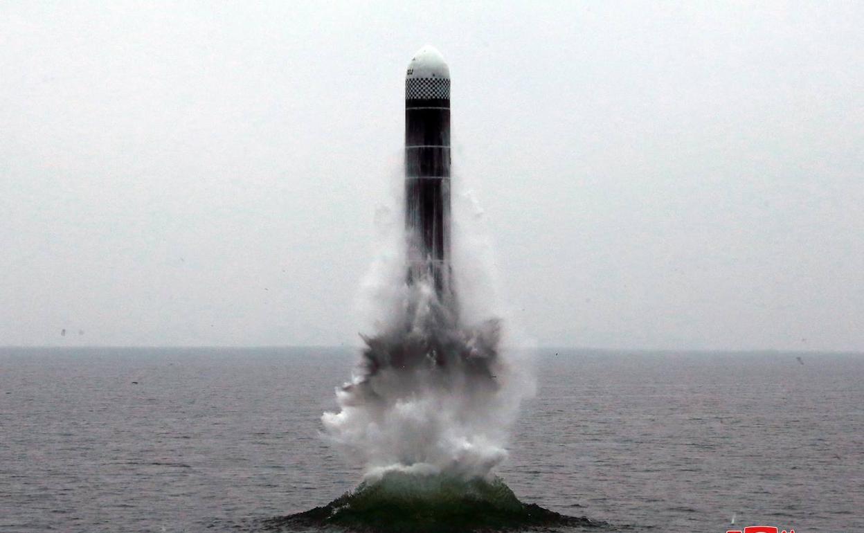 Momento del lanzamiento del misil de Corea del Norte desde un submarino. 