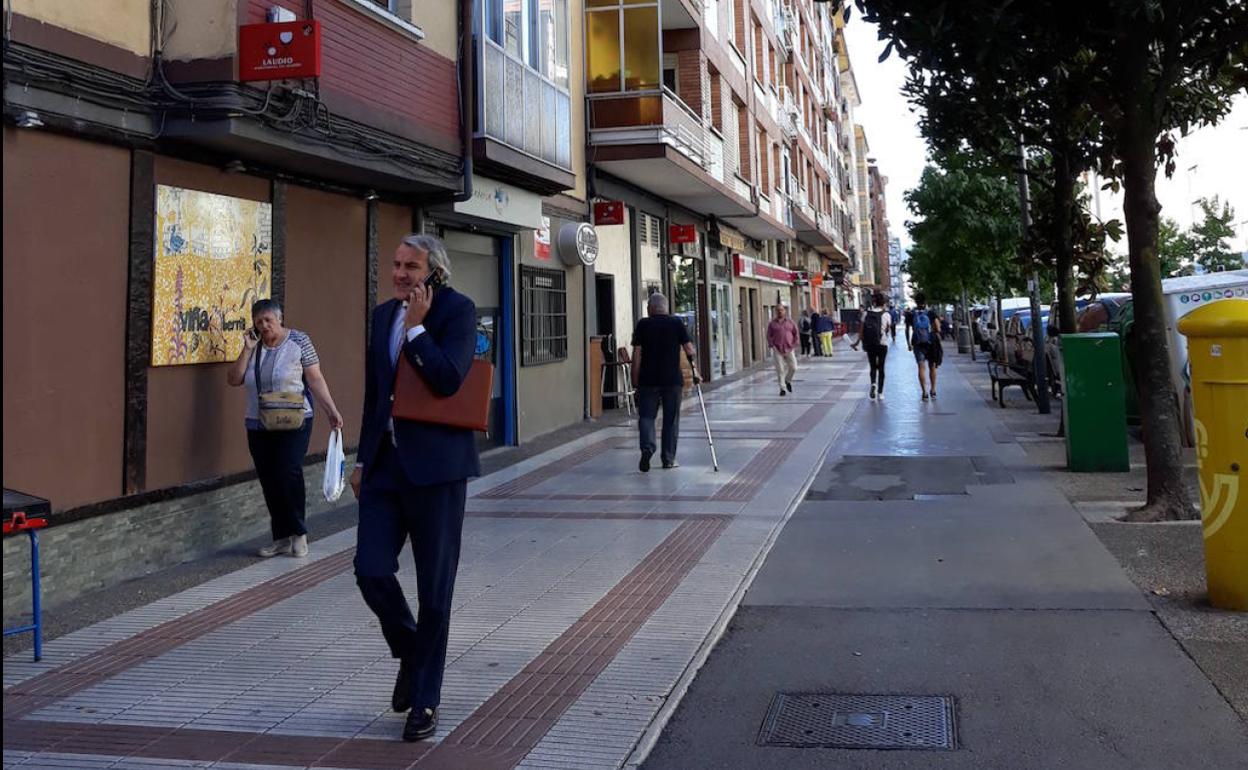 La avenida Zumalakarregi de Llodio es una de las zonas comerciales de la localidad. 