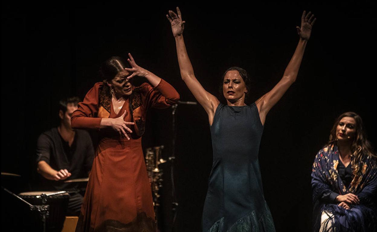 Marina Perea y Lucía Ruibal clausuraron el festival flamenco 'Una Ría con duende'