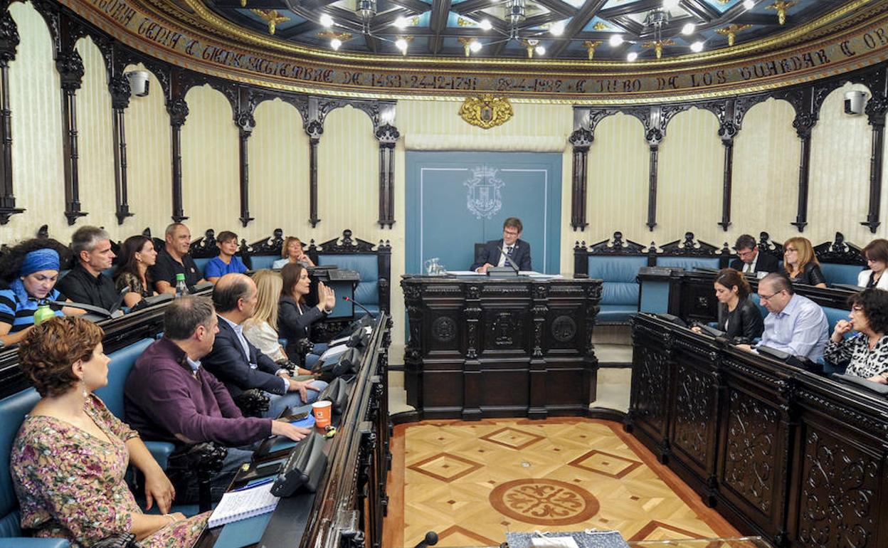 La oposición ha tomado su turno en el pleno municipal de este viernes.