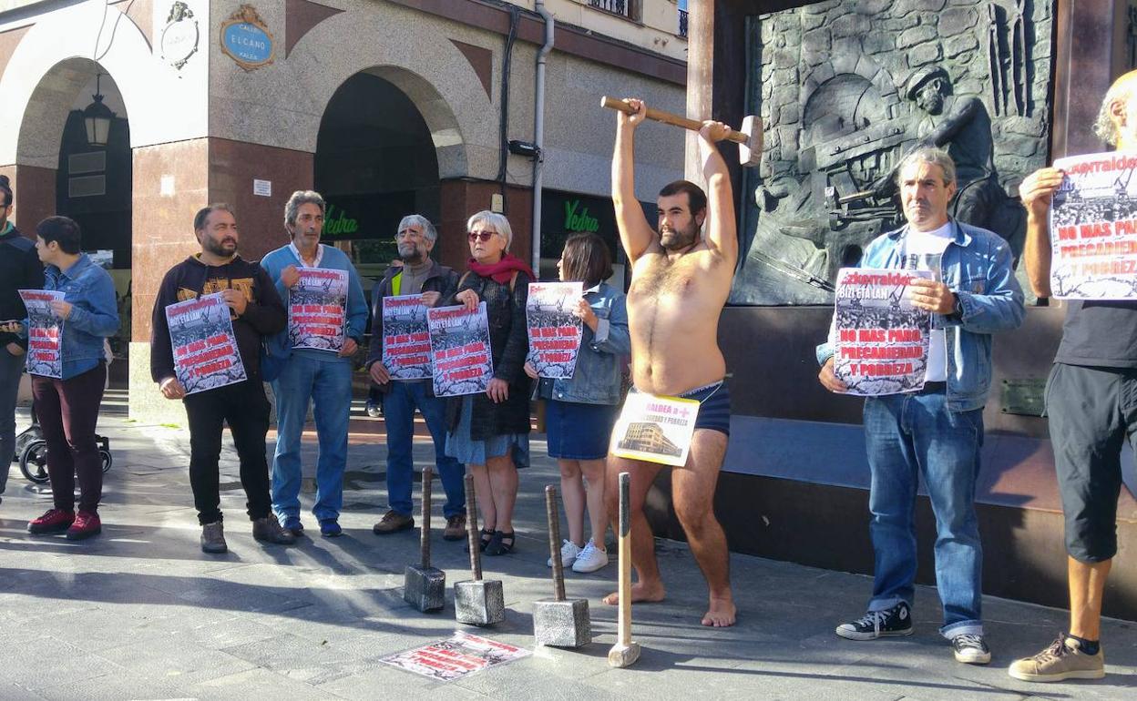 La protesta en l monumento a la Industria de Barakaldo. 