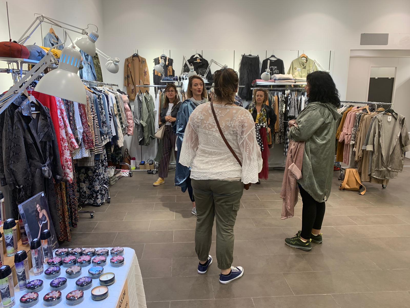 El diseñador vasco Ion Fiz muestra prendas de su colección otoño-invierno 2019 con descuentos de hasta el 70% en la 'pop up' de la plaza Moyua. Le acompañan en esta cita otras 30 firmas nacionales de distinto estilo y procedencia