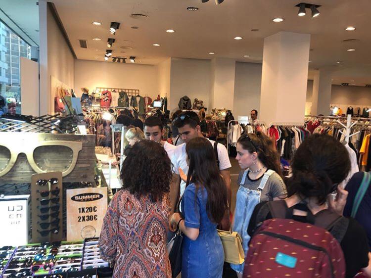 El diseñador vasco Ion Fiz muestra prendas de su colección otoño-invierno 2019 con descuentos de hasta el 70% en la 'pop up' de la plaza Moyua. Le acompañan en esta cita otras 30 firmas nacionales de distinto estilo y procedencia