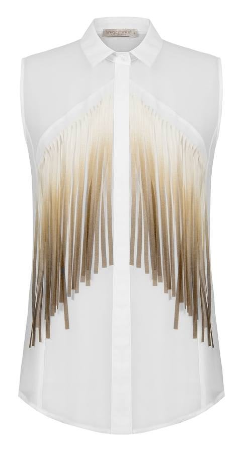 Camisa blanca sin mangas con flecos en la pechera de Rinascimento (55,30 euros)