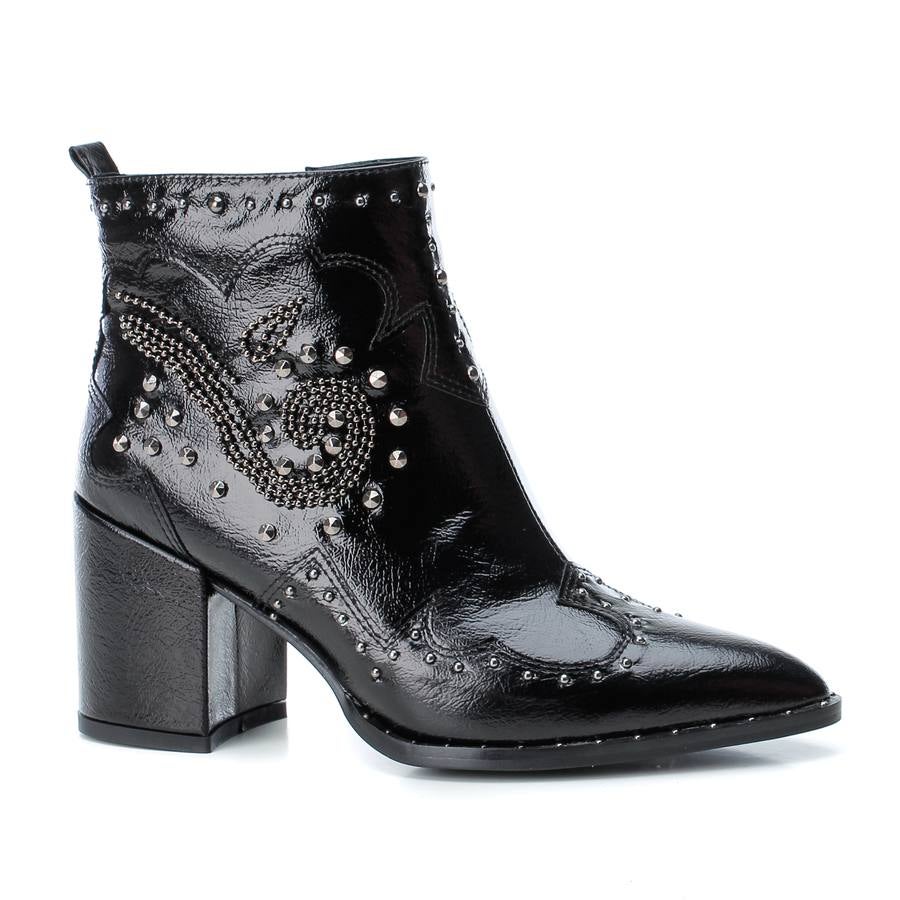 Botín negro con tachuelas de Xti (59,95 euros)