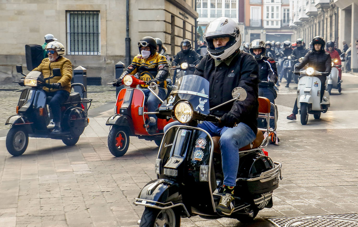 Fotos: Cien vespas recorren Álava