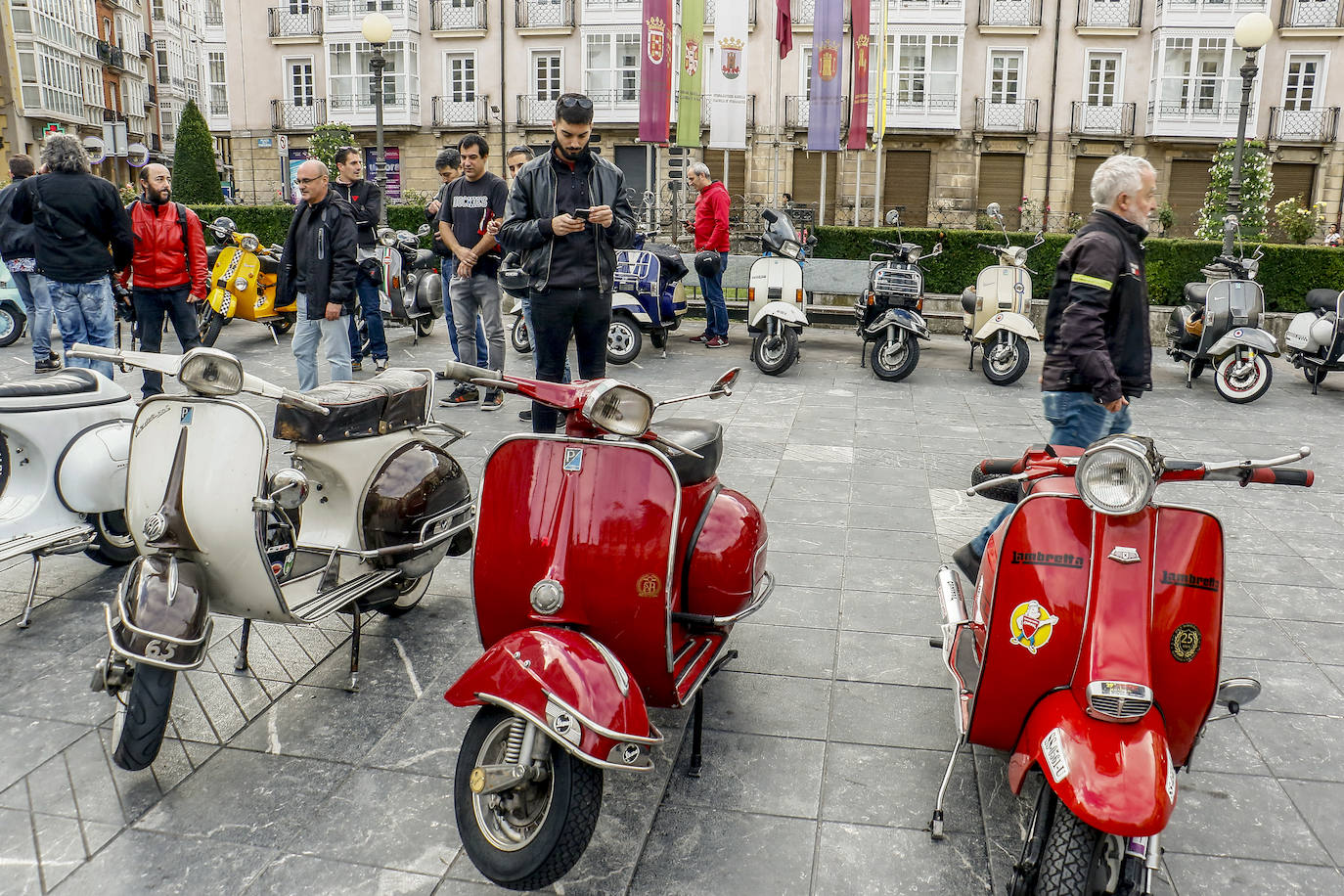 Fotos: Cien vespas recorren Álava