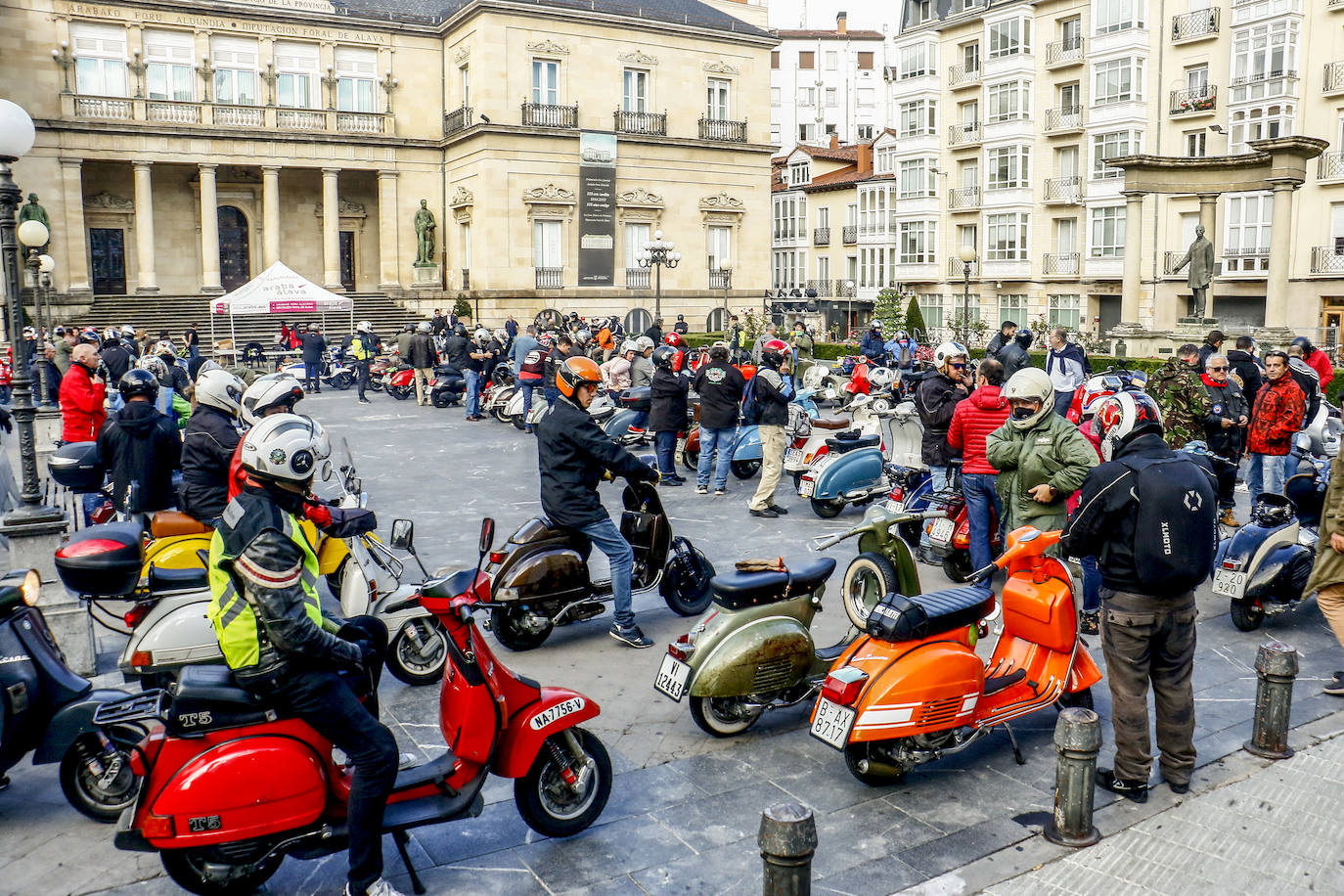 Fotos: Cien vespas recorren Álava