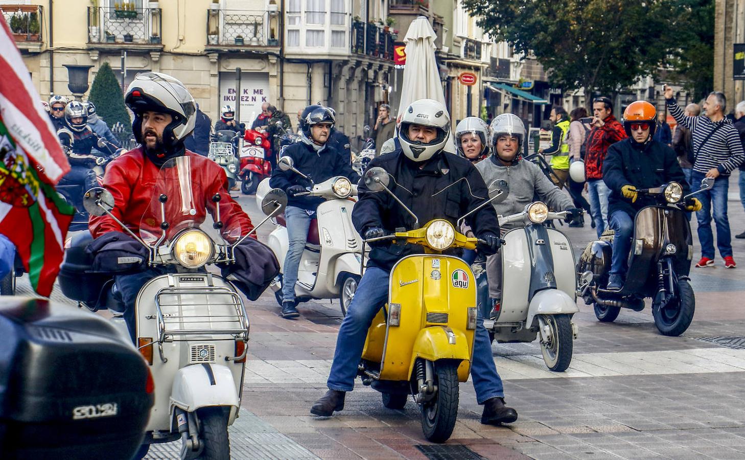 Fotos: Cien vespas recorren Álava