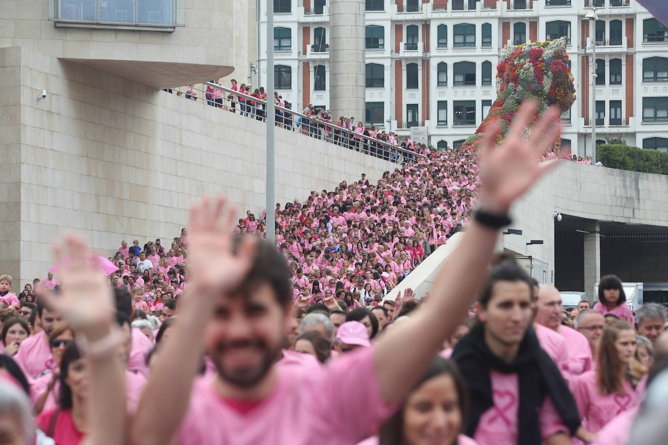 Fotos: Una multitud contra el cáncer de mama recorre Bilbao