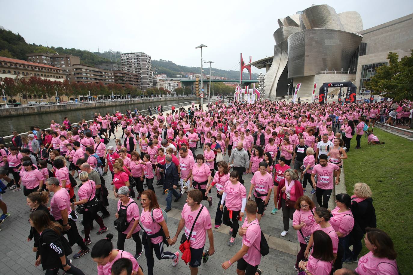 Fotos: Una multitud contra el cáncer de mama recorre Bilbao