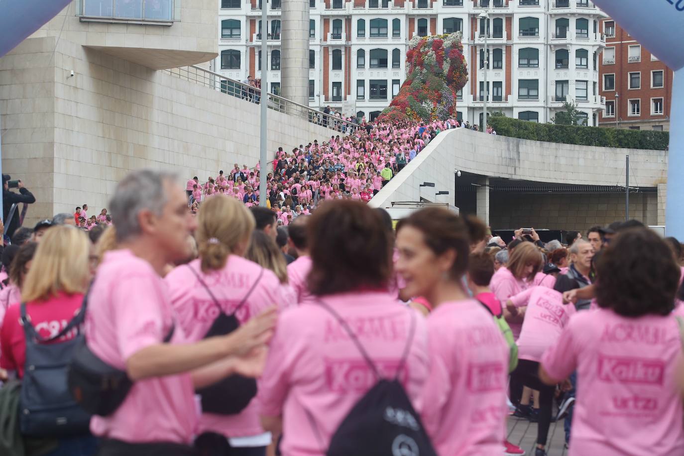 Fotos: Una multitud contra el cáncer de mama recorre Bilbao