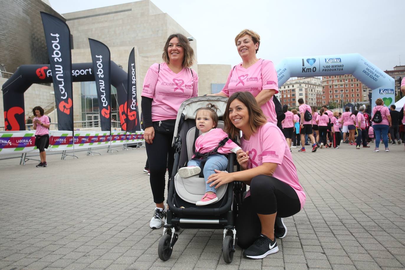 Fotos: Una multitud contra el cáncer de mama recorre Bilbao